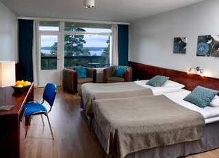 Отель Hotelli Tallukka Асиккала Улучшенный двухместный номер с 1 кроватью или 2 отдельными кроватями, вид на озеро-3